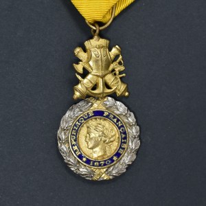Une médaille militaire de 1870, valeur et discipline.