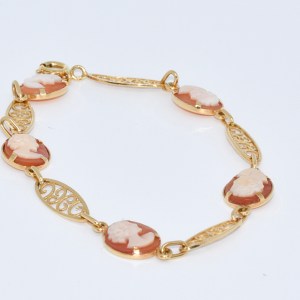 Bracelet en or jaune serti de Camées