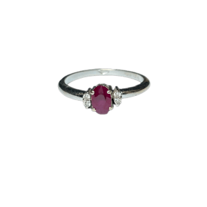 Bague sertie d'un grenat et de quatre petits diamants